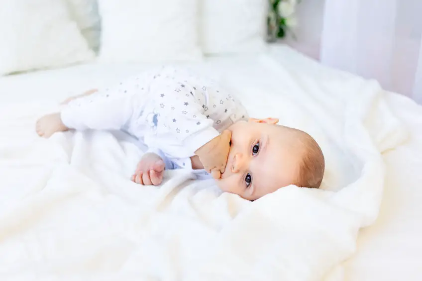 Pourquoi adopter un réducteur de lit pour son bébé ?
